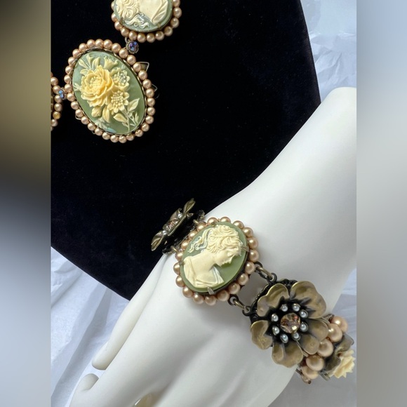 La Contessa by Mary DeMarco Victorian Cameo Sunflower Necklace & Bracelet - Picture 9 of 9